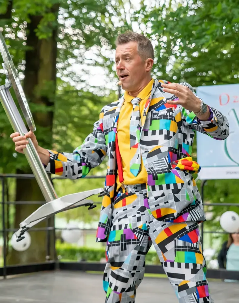 Bogdan Michalec podczas profesjonalnego występu scenicznego w plenerze.