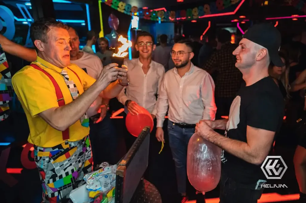 Bogdan Michalec prezentuje komediowy numer z ogniem wśród dorosłej publiczności.