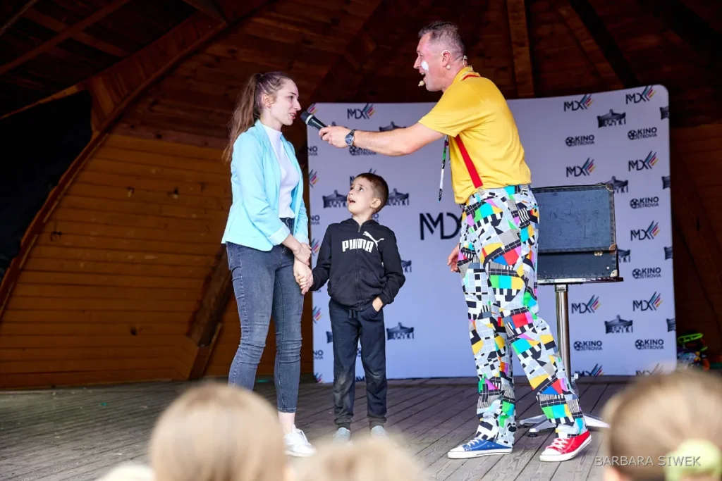 Dziecko i dorosła uczestniczka biorą udział w familijnym show Bogdana Michalca.